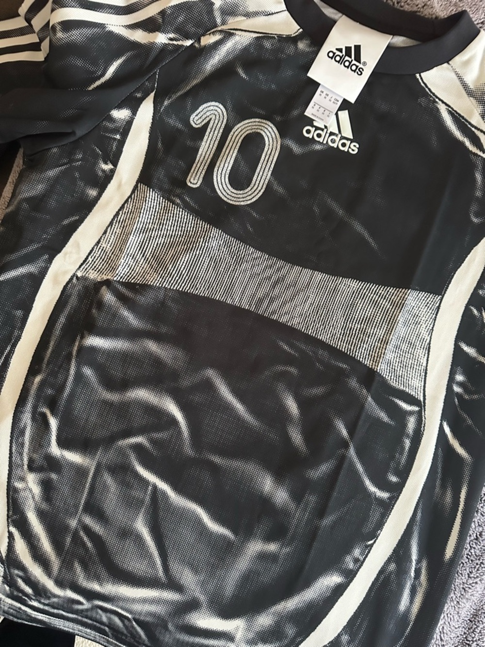 adidas adilenium season 4 teamgeist jersey. BNWT men’s size XS oversized